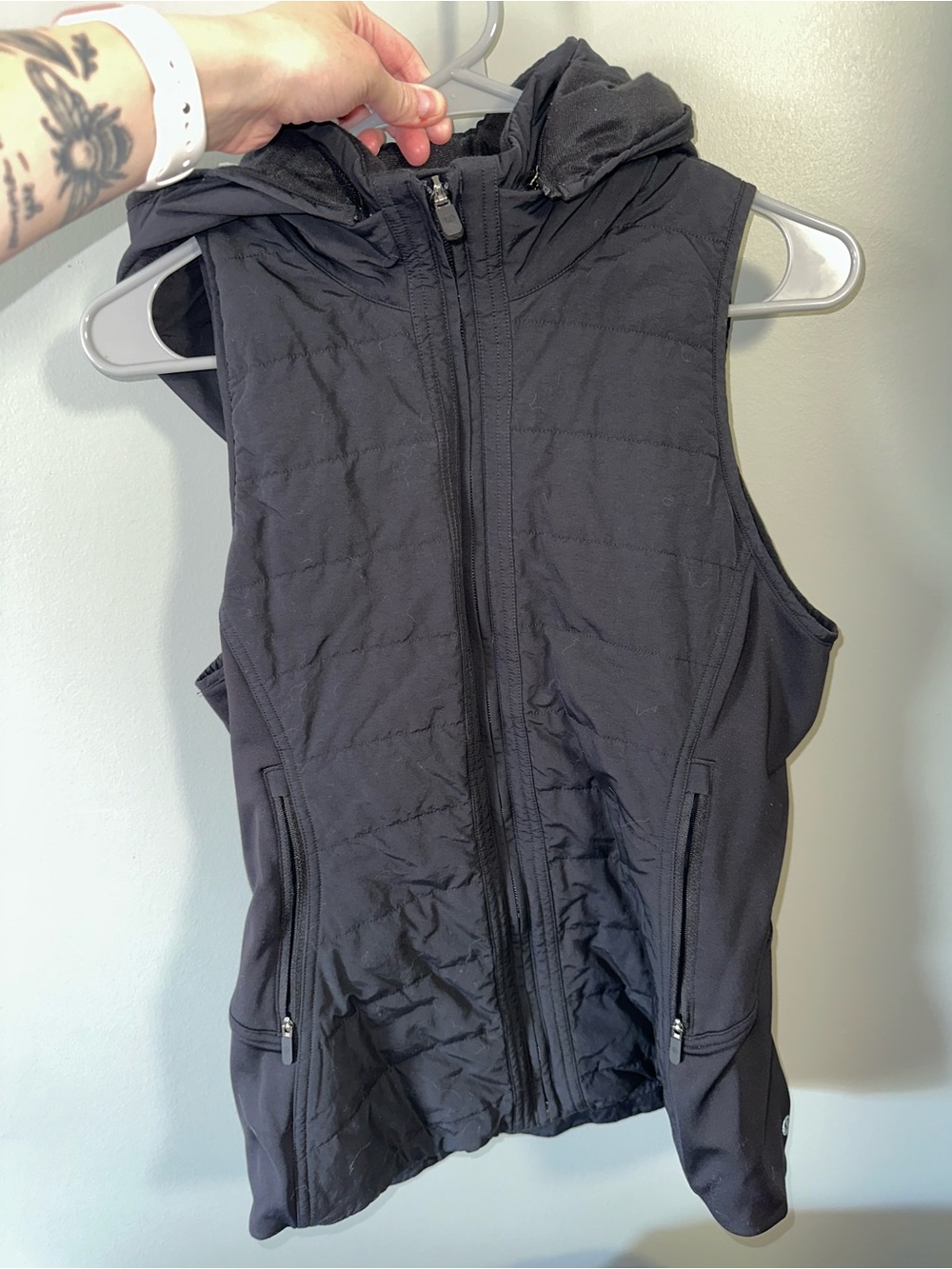 GUC 8 lululemon another mile black vest